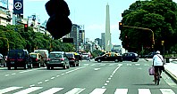 Blick durch die Autoscheibe: breite Strae mit Obelisk
