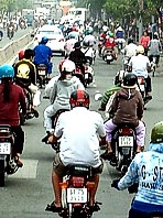 Vietnam: Straenszene mit Mopeds