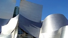 Reflektierende Fassade der Walt Disney Konzert Hall in Downtown L.A.- 2200 Pltze, berragende Akustik;  Architekt: Frank Gehry; Auenhaut aus rostfreiem Stahl >stellt ein Segelschiff dar