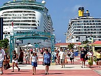 Hafen St. Johns (Antigua): Pssagiere verlassen die Kreuzfahrschiffe zum Stadtbummel oder zum Ausflug; innerhalb kurzer Zeit fallen mehr als 6000 Besucher in das Stdchen ein ...