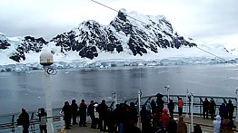 Paradise Bay: Gletscher und Gletscherabbrche, Gebirge und lautlose Stille beeindrucken wohl alle Passagiere, die sich am Bug aufhalten ...