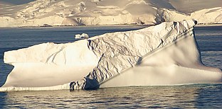 Eisberge in bizarren Formen sind zu sehen, 60-80% befinden sich unter dem Wasser; der untere Teil wird gefhrlich, wenn die Eisberge nach Tauvorgang sich umwlzen ...