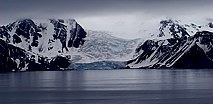 Gerlachstrae: Gletscher zwngen sich hohe Gebirge hindurch und blulich grne Eiskanten kalben, lassen immer wieder neue treibende Eisberge entstehen ...