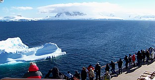 Gerlachstrae: Eisberge in unterschiedlicher Gre treiben vorbei, Kurskorrekturen sind notwendig; oft sind Piguine, Seelwen Passagiere der Eisberge ...