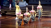 Thailand: Tanzgruppe zeigt traditionelle Darbietungen