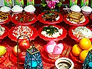 Singapur: Tempel in Chinatown - Anrichten der Speisen fr die Gtter