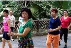 Singapur: Frauengruppe beim Tanz im Park der Orchideen