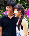 Singapur: verliebtes junges Paar im Orchideenpark