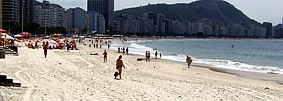 Strand des Stadtviertels Copacabana; 24 Stunden Betrieb am Strand