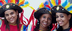 Tnzerinnen, die ihre Sambashow im ehemaligen Gefngnis vorfhren