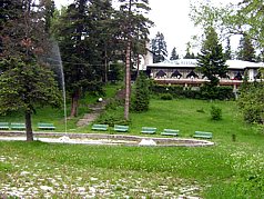 Mai 2005: Parkanlage mit Springbrunnen, ungepflegt