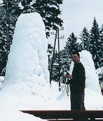 Februar 1961: Eiskegel, die aus dem Springbrunnen gespeist werden, haben sich gebildet.