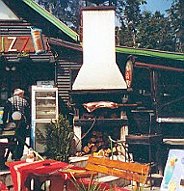 2005: Sonntag, Gasthuser in Erwartung eines Besucheransturms; Spanferkel auf dem Grill
