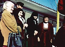 1961: traditionell gekleidete Frauen schauen interessiert auf den Anorak der Touristin aus Westberlin ...