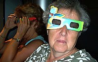 3D-Kino mit Brille ist bekannt: 4D aber? - Stuhlreihen bewegen sich, Fahrtwind , Kerosingeruch, Brille wird von Spritzern bensst u.a. -schne Spielerei!!!