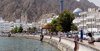 Hafenviertel Muscat: Flaniermeile am Hafenwasser ist einladend und sauber; Touristen flanieren, erkunden; Straenthermometer zeigt +44 C im Schatten an!