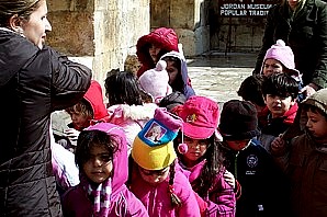 Eine Kindergruppe einer Privatschule besucht das Theater in Amman