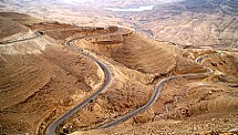 Fahrt nach Petra durch tiefe Schluchen. Bei 18 Geflle denkt man ber die letzte berprfung der Bremsen des Busses nach ...