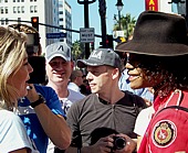Michael Jackson wird von einem Fernsehteam interviewt; Auferstehung nach seinem Tod Juli 2009; viele weltbekannte Figuren  treiben sich auf dem  "Walk of Fame" herum und halten für Fotos die Hand auf ...