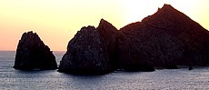 Felsengruppe bei Cabo San Lucas in den letzten Strahlen der untergehenden Sonne ; wenige Minuten spter ist es dunkel ...