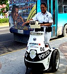Acapulco: Polizistin mit Fahrgert vor einem kunstvoll bemalten Stadtbus; eine Lehrerdemo ist angesagt und berall wimmelt es von Sicherheitskrften ...