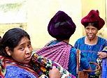 Maya Hochlandfrauen bieten am Markttag ihre hangewebten Waren an ...