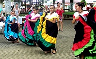 Tanzveranstaltung auf dem Dorfplatz, Eltern und Lehrer bieten Spezialitten an und  selbstgesfertigte Souvenirs ...