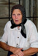 Alte Bäuerin! Mit 73 Jahren führt sie als "Übriggebliebene" ein ärmliches Leben im Dorf.