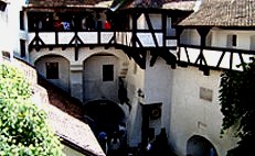 Schloss Bran: Burghof mit Brunnen