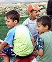 Kinder im Dorf an Spielgerten
