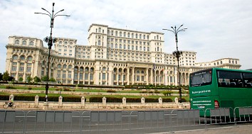 Auenansicht des Herrscherpalastes. Auf dem Balkon wollte Ceausescu seinem  Volk zuwinken und bedeutende Reden halten ...