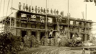 Schulneubau der Bergschule 1883 mit Bauarbeitern