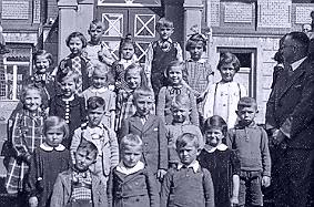 Klassenfoto mit Lehrer 1939 vor dem Eingang der Bergschule