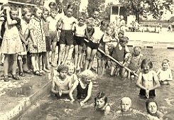 1941, Sommerlager im Freibad Kstritz; Schler erlernen das Schwimmen