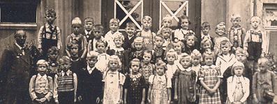 Klassenfoto 1942 vor dem Eingang der Bergschule