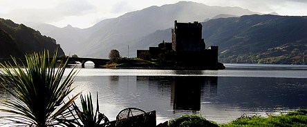 Eilean Donan Castle im Morgendunst- der Inbegriff fr schottische Herrschersitze; Handlungsort vieler Filmproduktionen;