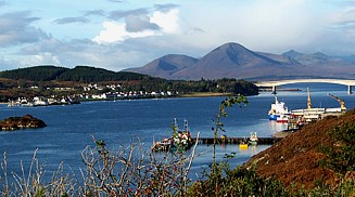 Brcke vom Festland zur Insel Skye; mit dem Brckenbau ist der Ort der Fhrverbindung in die Bedeutungslosigkeit abgerutscht