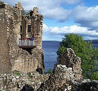 Ruine von Urquhart Castle; herrlicher Blick ber groe Teile von Loch Ness