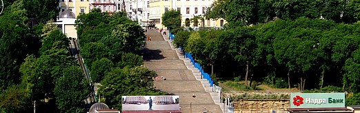 Treppenaufgang vom Hafen zur Stadt; daneben Zahnradbahn