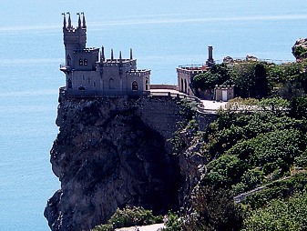 Jalta: Schwalbennest ber dem Meer auf einer Klippe