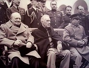 Konferenzpause 1945 in Jalta vor dem Palast