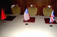Konferenztisch im Verhandlungsraum