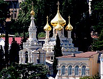 Jalta: Kirche am Hang in der Stadtmitte