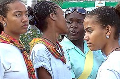 Antigua: ältere Schülerinnen in Schulkleidung beteiligen sich gelassener an der Veranstaltung.