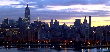 Sonnenaufgang hinter der Skyline von NY