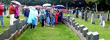 Touristengruppe im TITANIC-Teil des Friedhofes