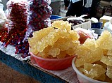 Basar: Süßigkeiten werden für uns ungewohnt im Stück angeboten; goldgelber Honig verleitet zum Genuss