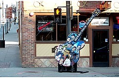Nashville: Musiklden, Instrumente, Tontrger - unbersehbar im Stadtbild