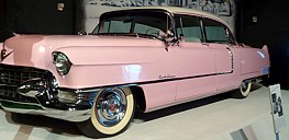 Auto in Elvis Lieblingsfarbe; er liebte es, Autos zu verschenken in Familie und Unbekannte ...