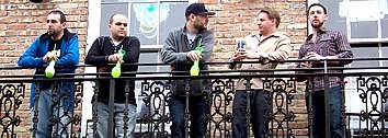 Mnnliche Zuschauer mit Trinkgerten auf einem Balkon